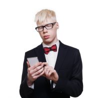 Hombre albino usando un móvil