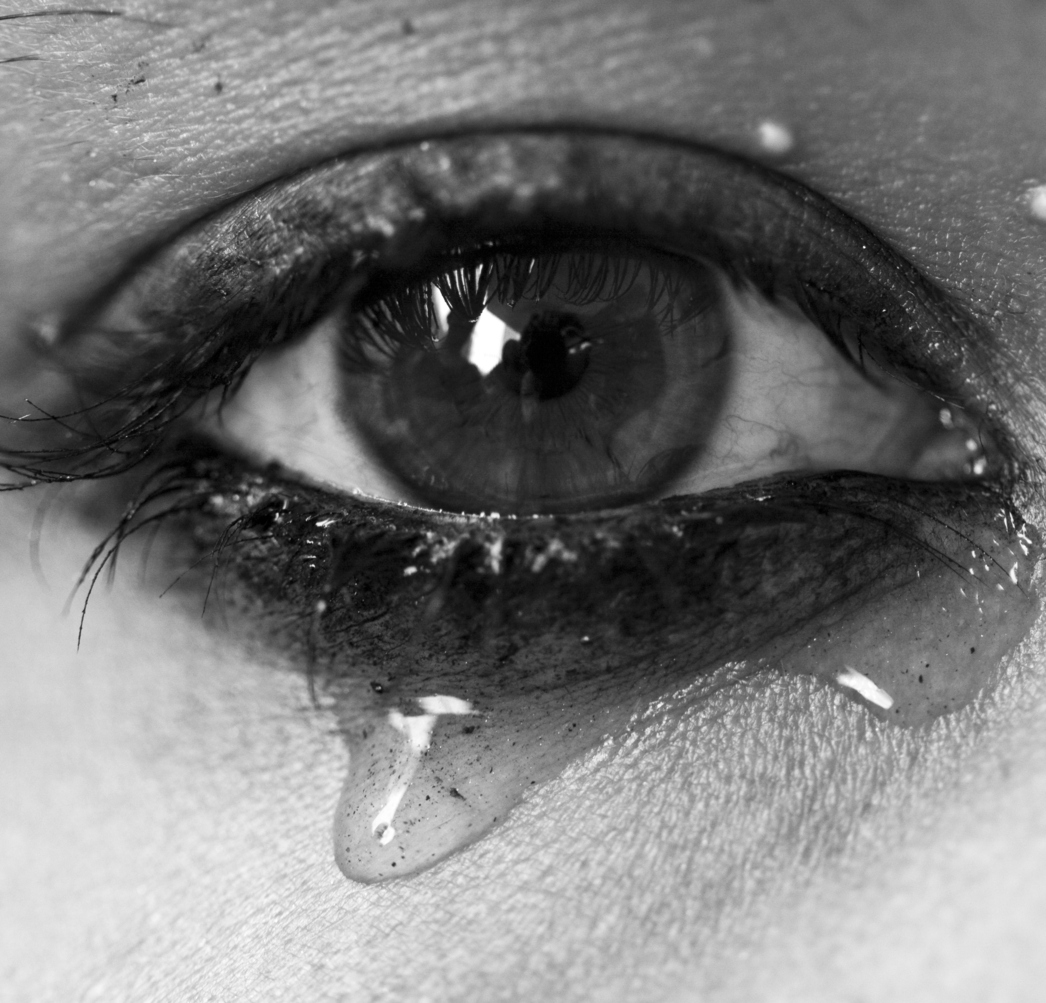 Ojo de mujer con lágrima en blanco y negro