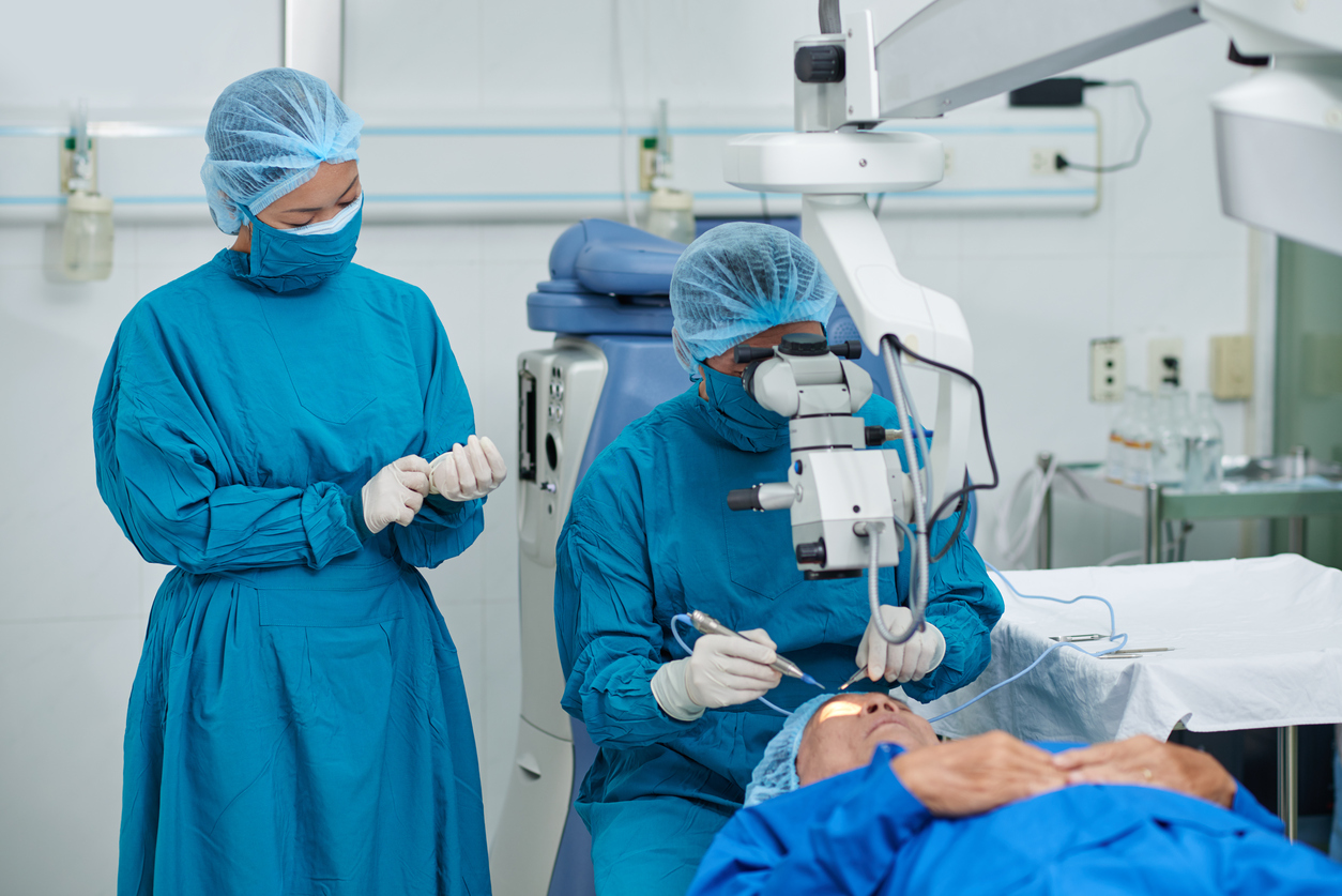 Enfermera, cirujano y paciente durante operación ocular