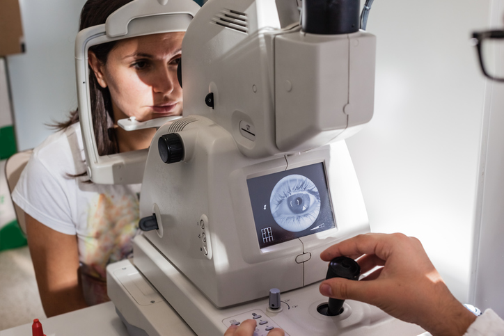 Mujer se hace prueba en consulta oftalmología