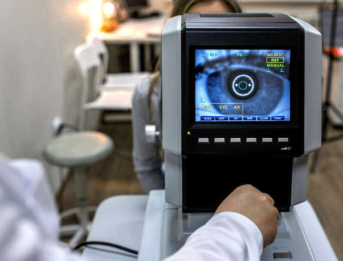 Imagen de ojo en pantalla de aparato en consulta de oculista