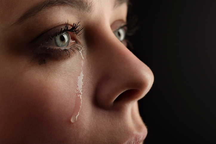 Perfil de mujer llorando