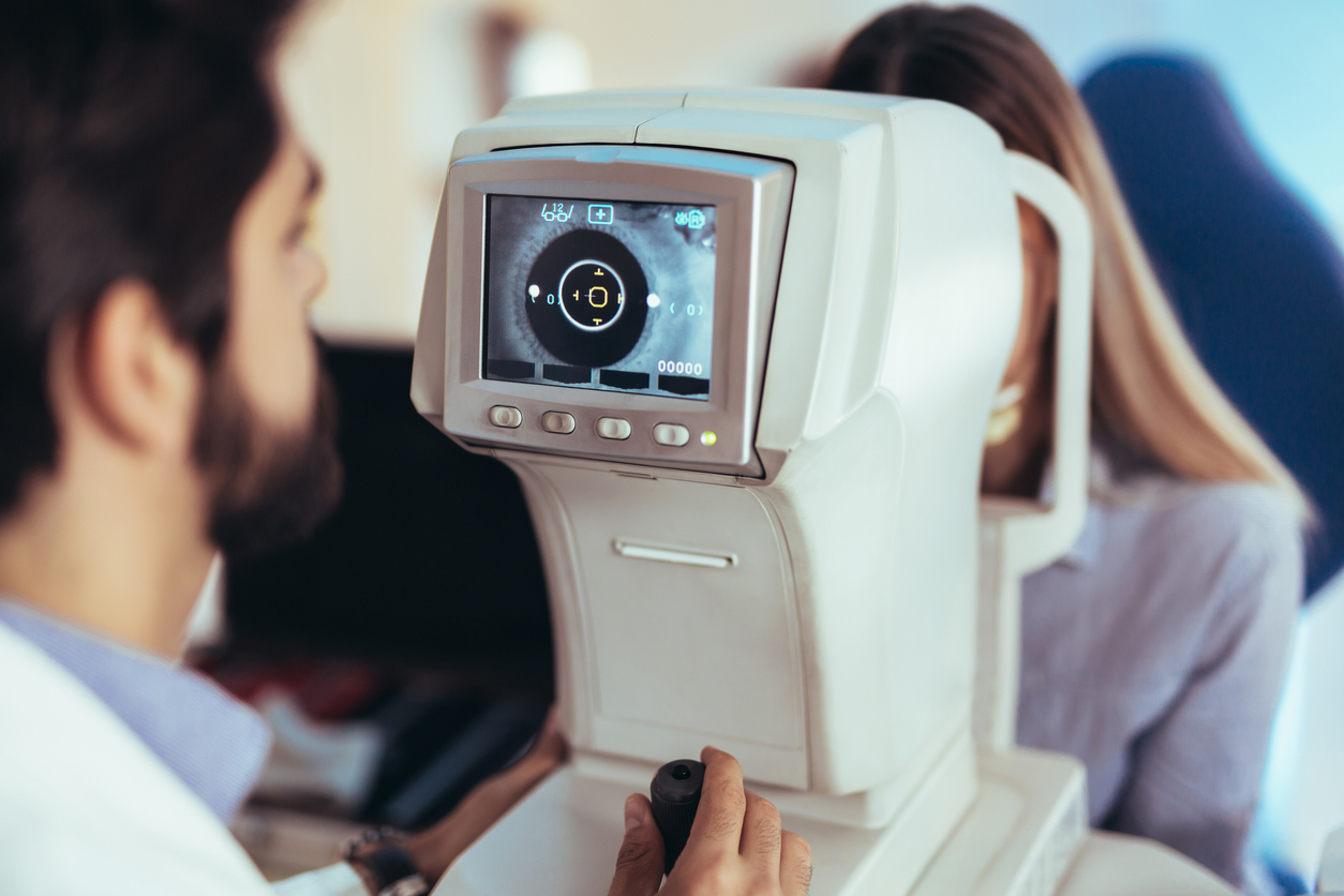 Pantalla de máquina durante prueba oftalmológica