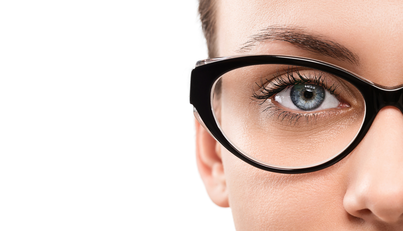 Mujer de ojos azules con gafas negras