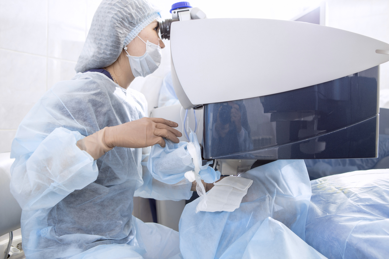 Equipo de cirujanos realizando una operación de la vista