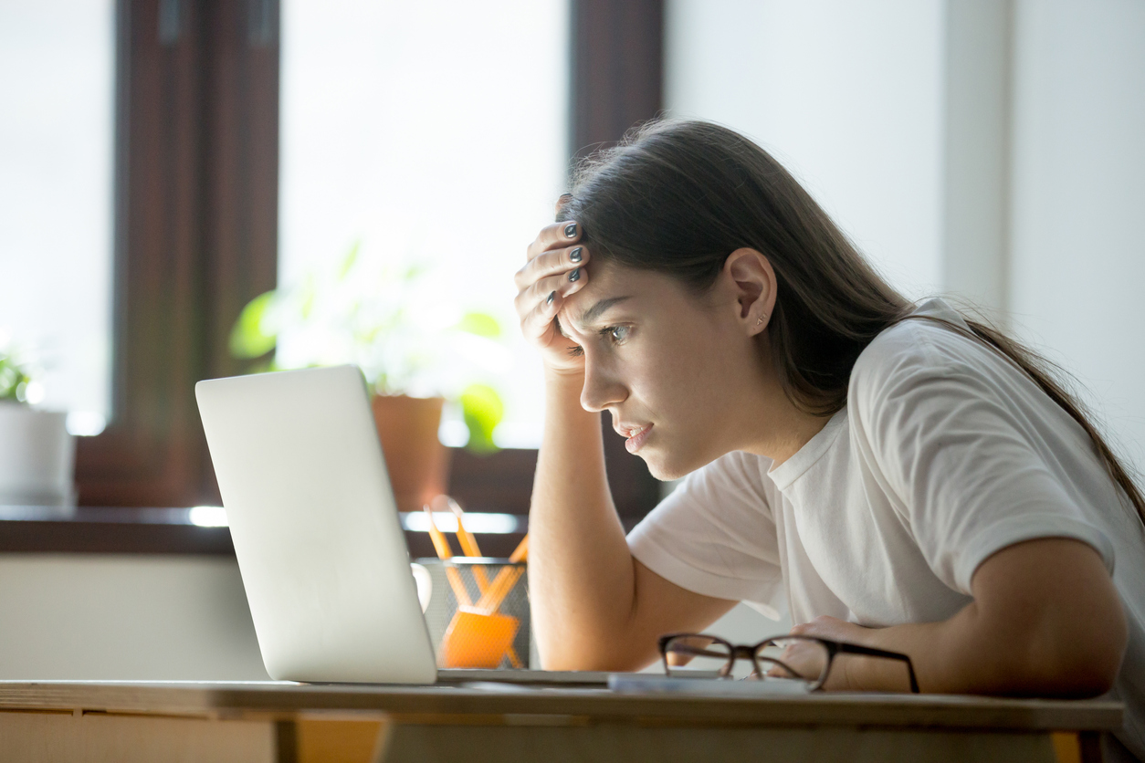 Mujer frente al ordenador con síntomas de fatiga visual