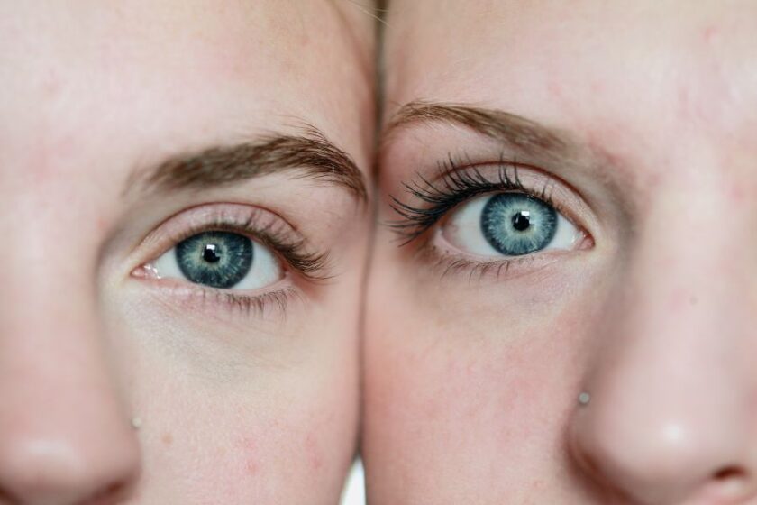 Dos mujeres con los ojos azules