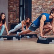 Beneficios de hacer step en el gimnasio