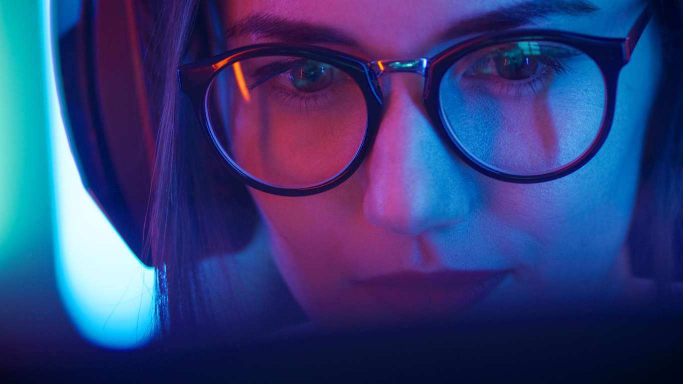 Chica joven mirando al ordenador con unas gafas