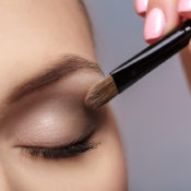 Blefaritis y maquillaje: precauciones y cuidados especiales