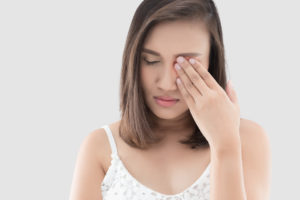 Dolor de cabeza doloroso detrás del ojo derecho