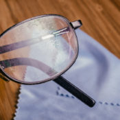 Cómo quitar los rayones de las gafas: esta es la técnica correcta