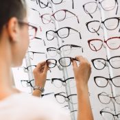 Gafas mal graduadas: señales que lo indican y posibles complicaciones