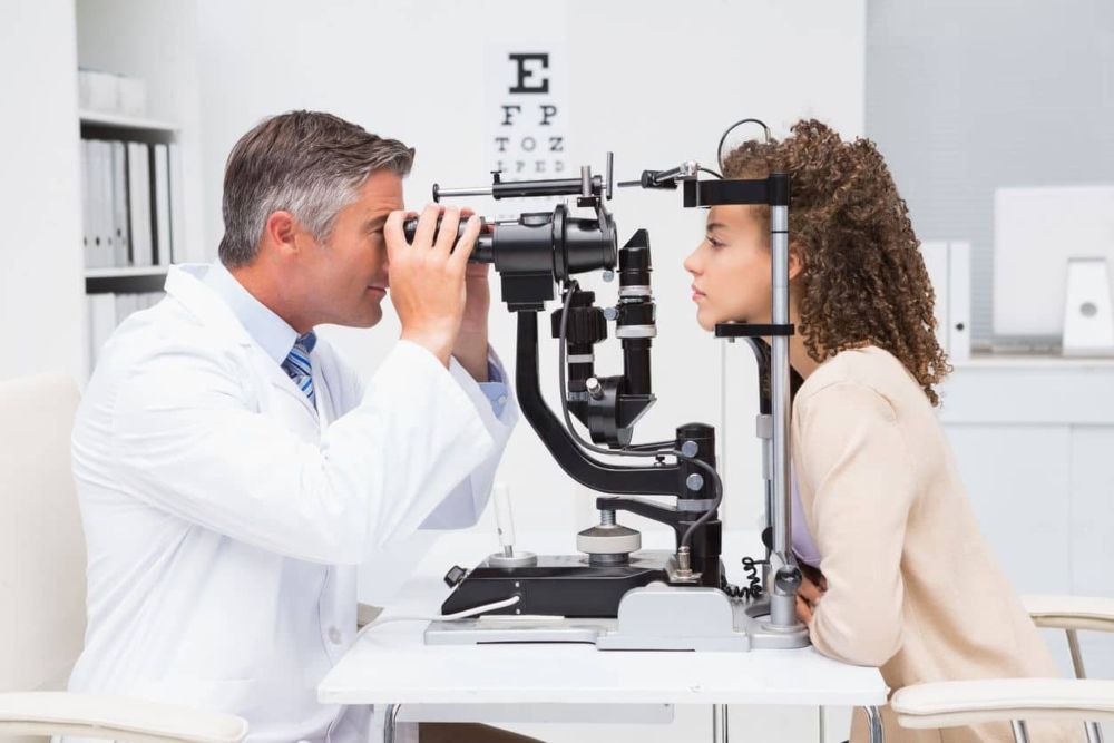 Oftalmólogo revisándole la vista a una paciente