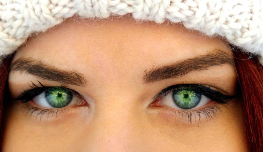 Mujer con los ojos verdes