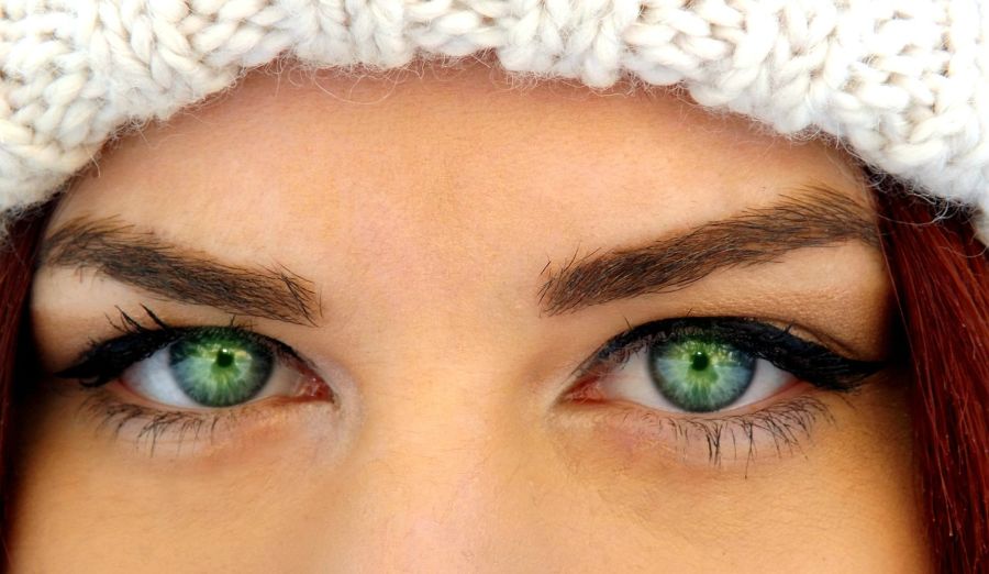 Mujer con los ojos verdes 