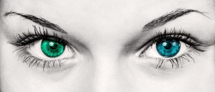 Mujer con un ojo verde y otro azul