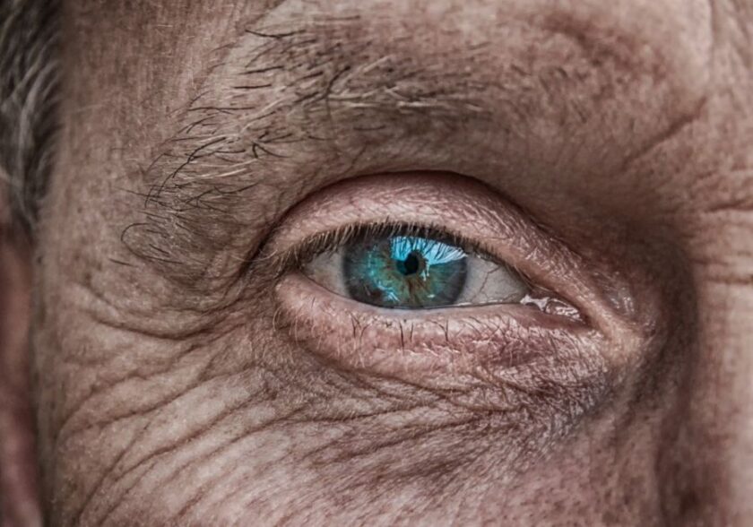 Primer plano ojo persona mayor