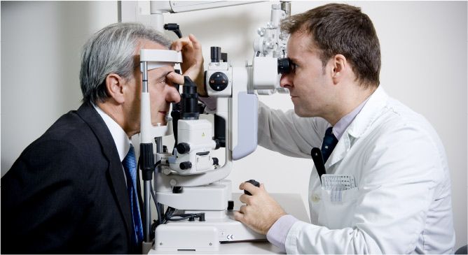 Revisión oftalmológica con lámpara de hendidura
