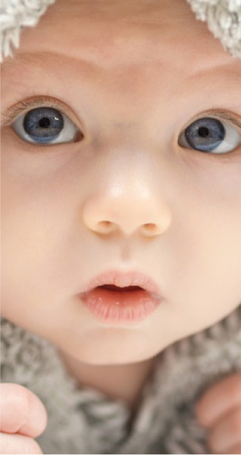 Primer plano de cara de bebé con gorro