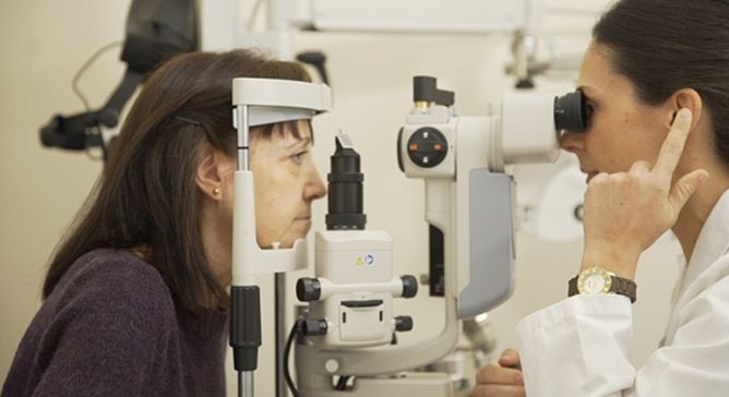Paciente y oftalmóloga en revisión con lámpara de hendidura