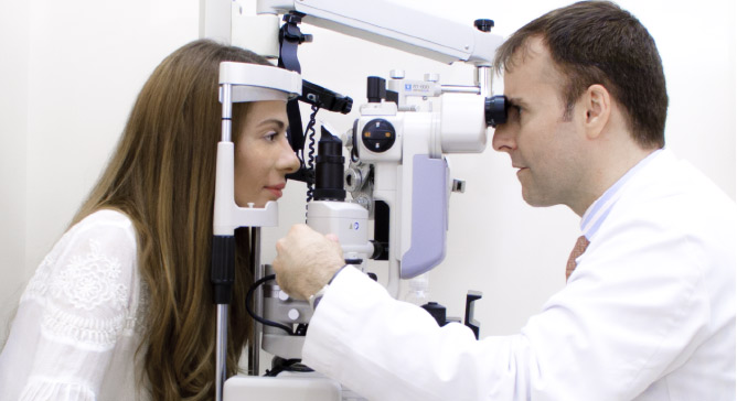 Paciente y oftalmóloga en revisión con lámpara de hendidura